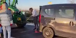 un militant écologiste essaie de remorquer un tracteur avec sa voiture