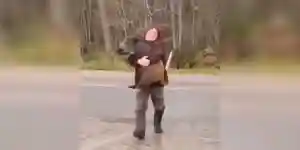 [Vidéo] Un homme traverse une route avec un sanglier dans ses bras