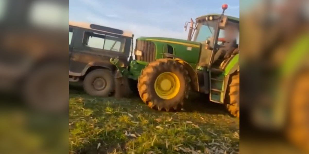 En vidéo : un agriculteur détruit trois véhicules de chasseurs, une scène ahurissante et inexplicable