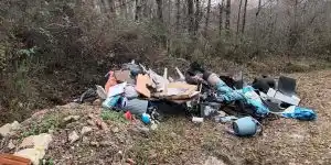 Décharge sauvage : des chasseurs découvrent deux mètres cubes d&rsquo;ordures dans un bois de Dordogne