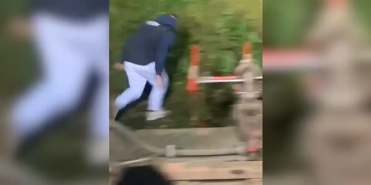 [Vidéo] Un homme saute sur un gibier dans les phares d’un tracteur mais tout ne se passe pas comme prévu