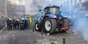 tracteur sur les policiers