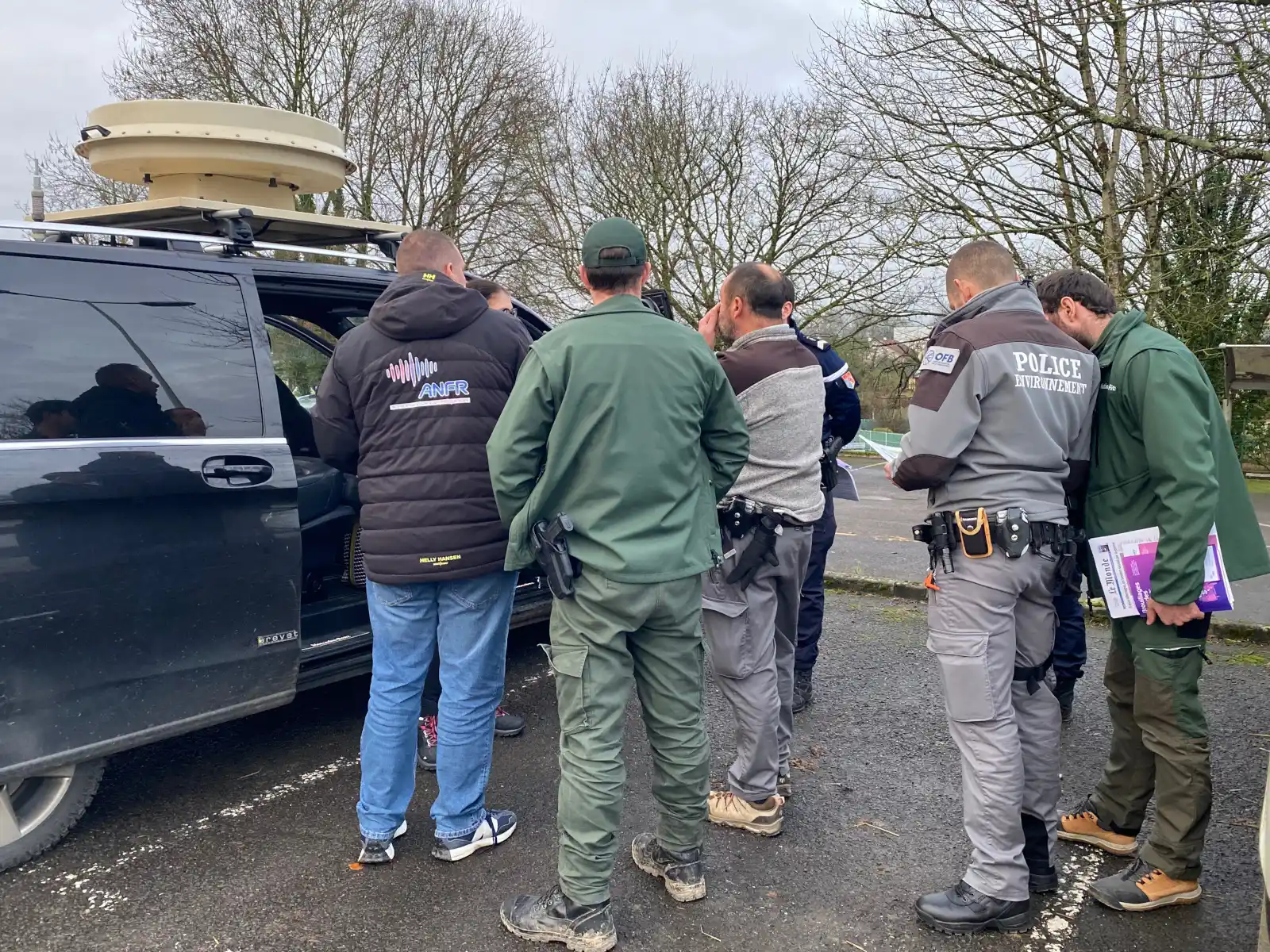 Talkies-walkies à la chasse : un contrôle rarissime des fréquences