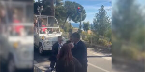 militantes peta papamobile