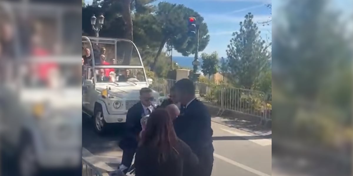 Deux militantes de Peta se jettent devant la Papamobile et déclenchent une vive réaction de la sécurité
