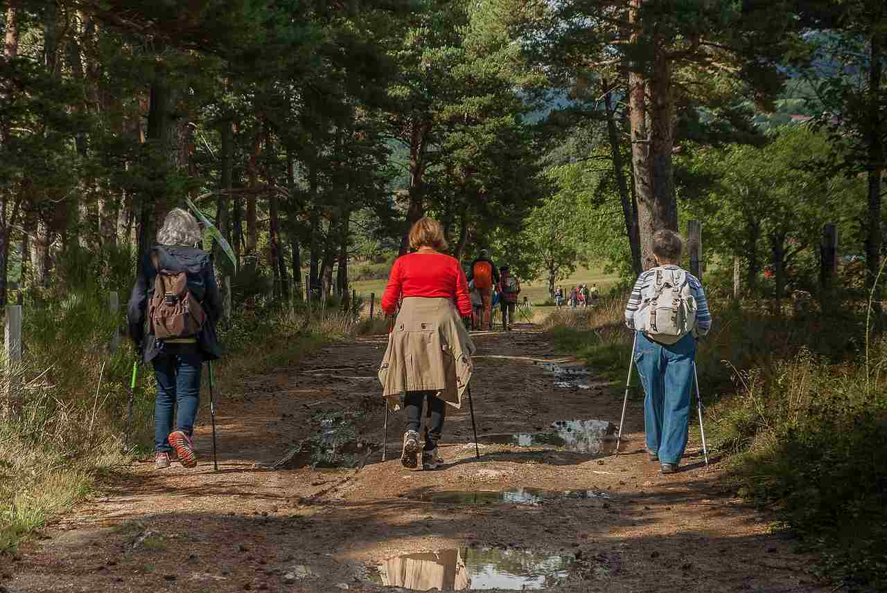 Des chasseurs de l&rsquo;Aveyron ont remis un chèque à l&rsquo;association des randonneurs