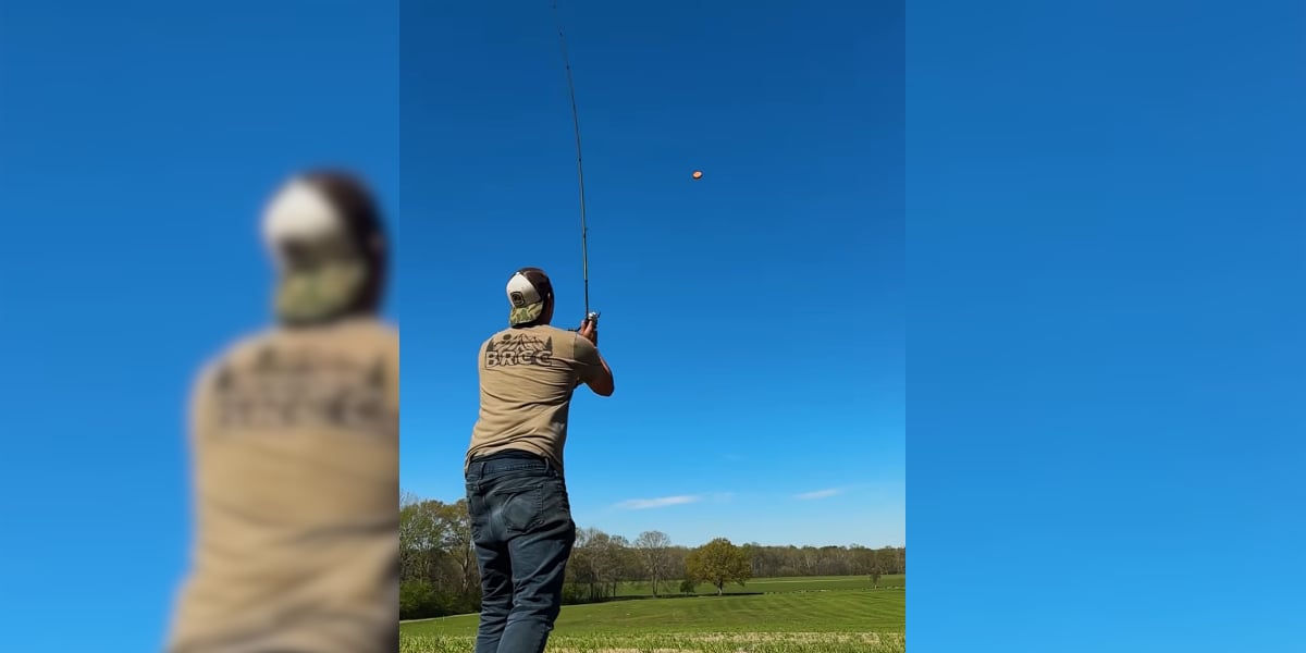 [Vidéo] Casser un plateau de ball-trap à la canne à pêche : c&rsquo;est possible