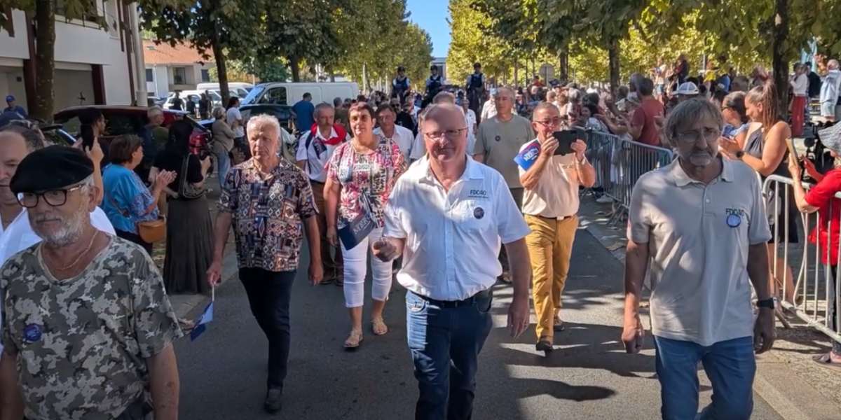 Les chasseurs Landais applaudis dans les rues de Biscarrosse