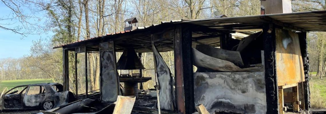 feu_cabane_voiture2