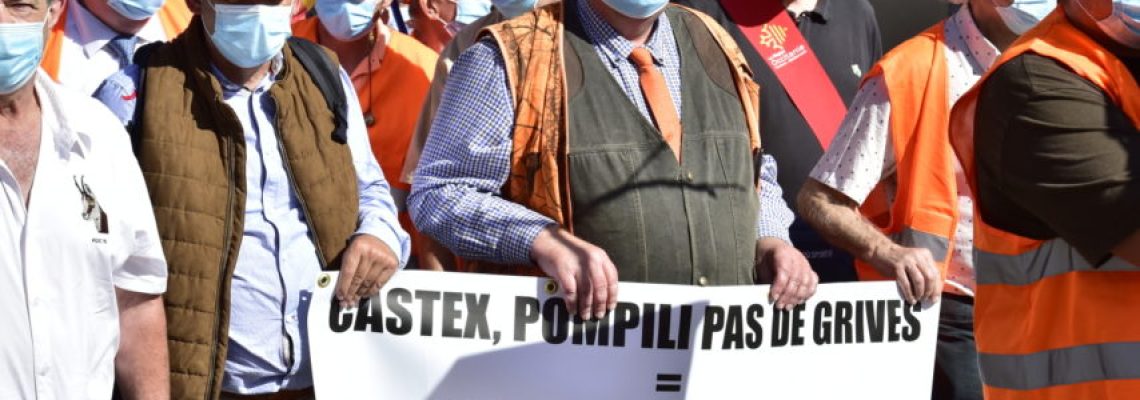 President of the Federation Nationale des Chasseurs (French Hunting Federation) Willy Schraen (C) holds a banner as he takes part in a demonstration of hunters to denounce the ban on glue hunting, in Prades, southwestern France, on Septembre 12, 2020. (Photo by RAYMOND ROIG / AFP)