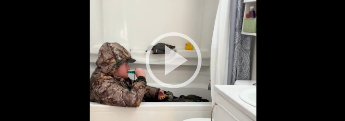 un chasseur de gibier d'eau attend l'ouverture